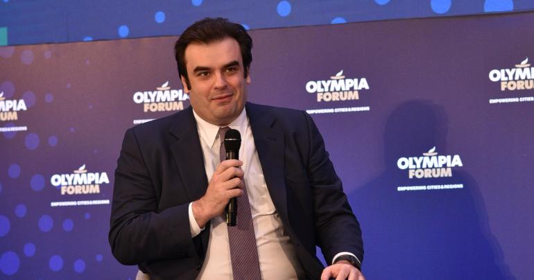 Ο Πιερρακάκης ανακοίνωσε την αύξηση του ακατάσχετου λογαριασμού στα 1.600 ευρώ από τα 1.250
