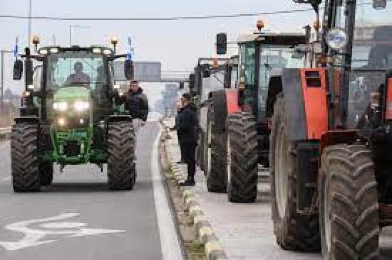 ΤΩΡΑ - Θεσσαλονίκη: Ξεκίνησε το Κονβόι τρακτέρ από Επανoμή προς κόμβο αεροδρομίου - Μπλόκο της ΕΛ.ΑΣ. στο Πλαγιάρι