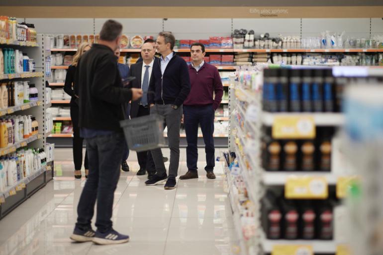 Νέα «έφοδος» Μητσοτάκη σε σούπερ μάρκετ για τα ταμπελάκια της Μόνιμης Μείωσης Τιμής