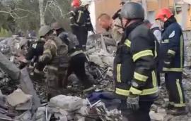 Η Ουκρανία θρηνεί τους 55 αμάχους στο χωριό Χρόζα