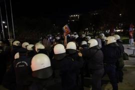 Θεσσαλονίκη: Επεισόδια έξω από το Αριστοτέλειον για την παράσταση του Ζαραλίκου (video)