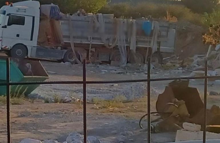Θεσσαλονίκη: Χειροπέδες σε δύο άτομα για ανεξέλεγκτη απόρριψη αποβλήτων σε αγροτική έκταση στη Χαλκηδόνα
