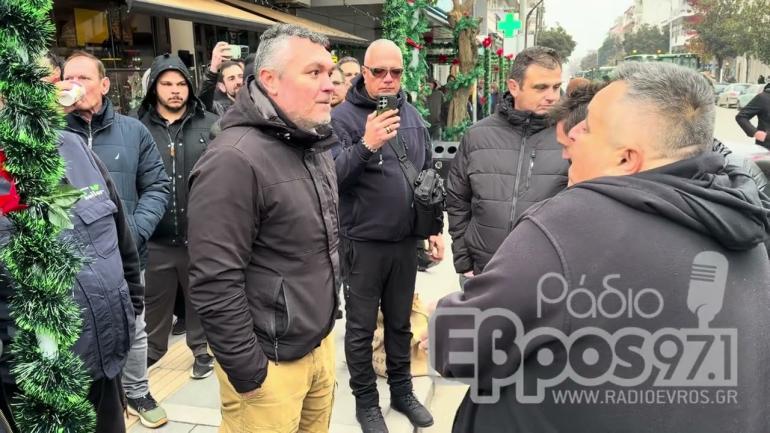ΒΙΝΤΕΟ-Έβρος: Αγρότες πέταξαν σανό, γάλα και κρεμμύδια έξω από γραφεία βουλευτών