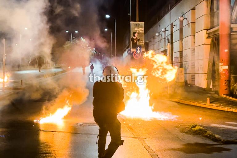 Θεσσαλονίκη: Σοβαρά επεισόδια τα ξημερώματα πέριξ του ΑΠΘ – Κουκουλοφόροι έκαψαν οχήματα