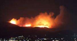 Σε εξέλιξη η μεγάλη πυρκαγιά στην Πάρο - Κάηκαν 2 σπίτια (ΒΙΝΤΕΟ)