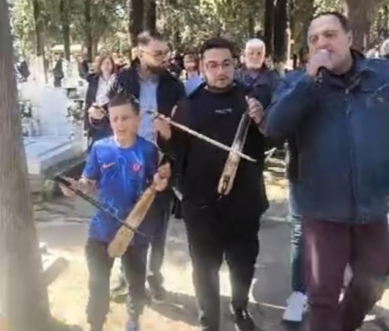 Θεσσαλονίκη: Με ποντιακές λύρες και χορούς αναβίωσε το Ταφικό Έθιμο στα Κοιμητήρια Καλαμαριάς (ΒΙΝΤΕΟ)