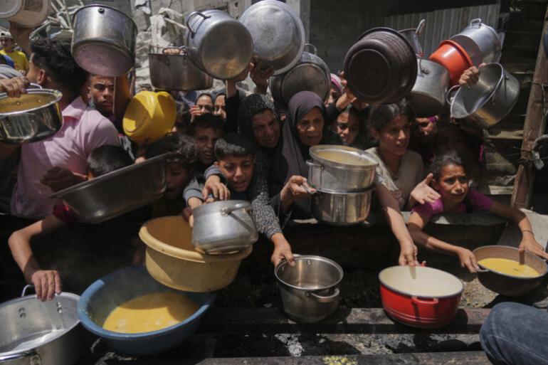 Γάζα: Ο ΟΗΕ άρχισε να διανέμει βοήθεια – Ο Νετανιάχου δήλωσε ανοικτός σε «προσωρινή εκεχειρία»