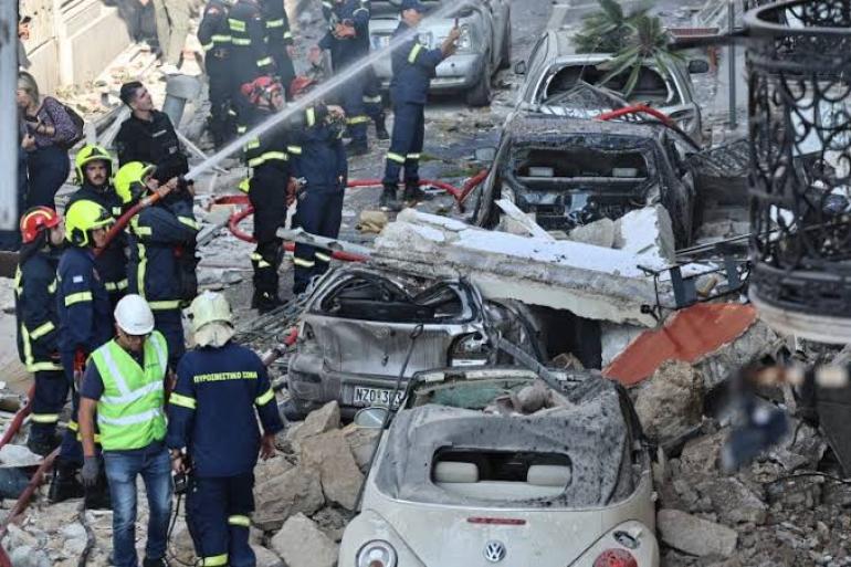 Πλάκα: Βίντεο-ντοκουμέντο με τους τρεις κατηγορουμένους να φεύγουν με το κομμάτι του χαλκοσωλήνα που αφαίρεσαν από το κτίριο