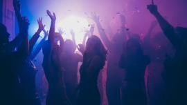 Sold out τα μπουζούκια την εορταστική περίοδο – Έως και 5.000 ευρώ κοστίζει το πρώτο τραπέζι