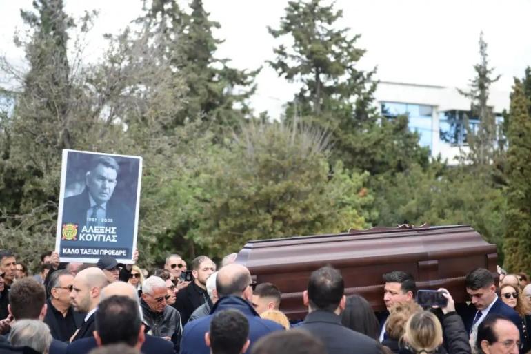 ΒΙΝΤΕΟ-ΦΩΤΟ-Σπαρακτικό το τελευταίο αντίο στον Αλέξη Κούγια – Τραγικές φιγούρες τα παιδιά του και η Εύη Βατίδου