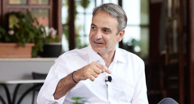 Μικροατύχημα για τον Μητσοτάκη στα Χανιά, χτύπησε τον ώμο του