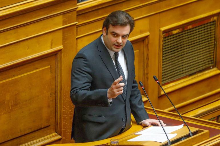 Στη Βουλή ο νέος προϋπολογισμός: Ανάπτυξη 2,4%, μέτρα στήριξης 1,76 δισ, αυξήσεις σε μισθούς και φοροελαφρύνσεις το 2026