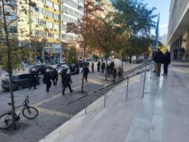 Θεσσαλονίκη: Επεισόδια έξω από τα δικαστήρια πριν την έναρξη του Εφετείου για τη δολοφονία του Άλκη Καμπανού (VIDEO)