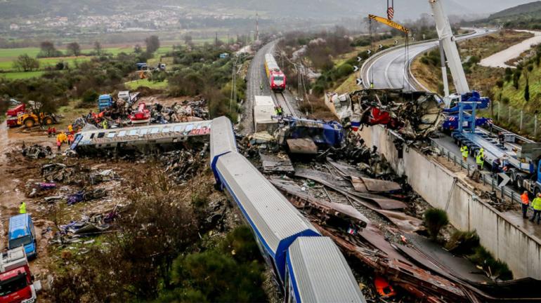 Θεσσαλονίκη: Ετήσιο μνημόσυνο για τα θύματα του δυστυχήματος των Τεμπών στον σιδηροδρομικό σταθμό