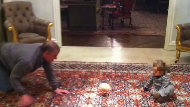 Σοκάρει η φωτογραφία του Άντριου να παίζει με μωρό και μπάλα σε σχήμα στήθους