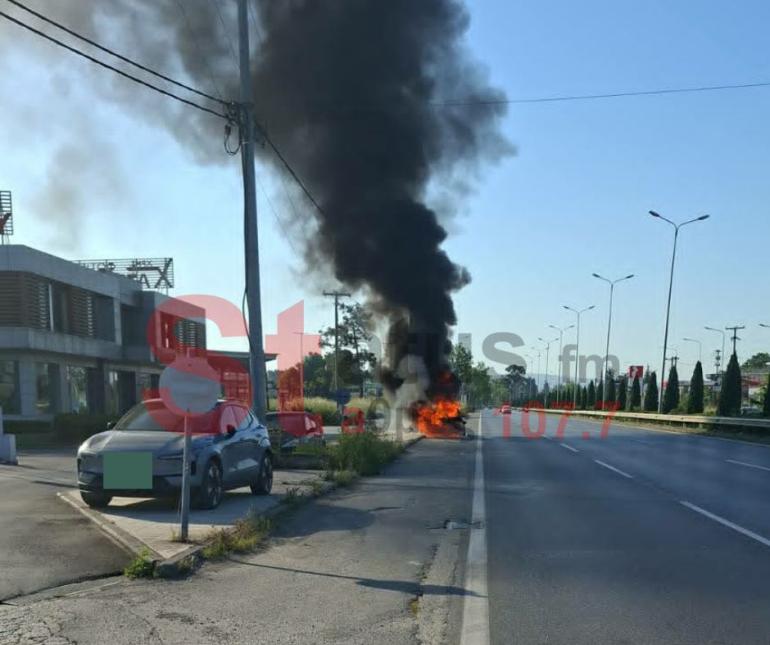 ΒΙΝΤΕΟ: Αυτοκίνητο φλέγεται στη Λ. Γεωργικής Σχολής