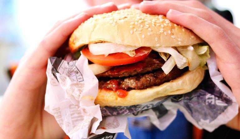 Νοσοκομείο Γεννηματάς: 22χρονος κατάπιε αμάσητο μπέργκερ και δίνει μάχη για τη ζωή του διασωληνωμένος για ένα στοίχημα