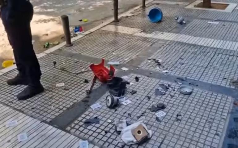 Θεσσαλονίκη: “Λάθος της στιγμής, ζητώ σεβασμό” λέει η μητέρα του 5χρονου που πετούσε αντικείμενα απ’ το μπαλκόνι