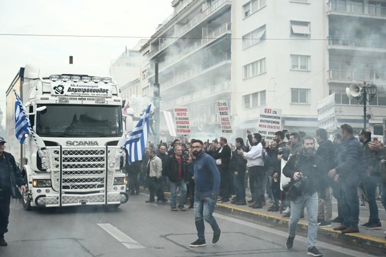 Με κυψέλες έξω από τη Βουλή, φορτηγά και καπνιστήρια στο Σύνταγμα οι μελισσοκόμοι