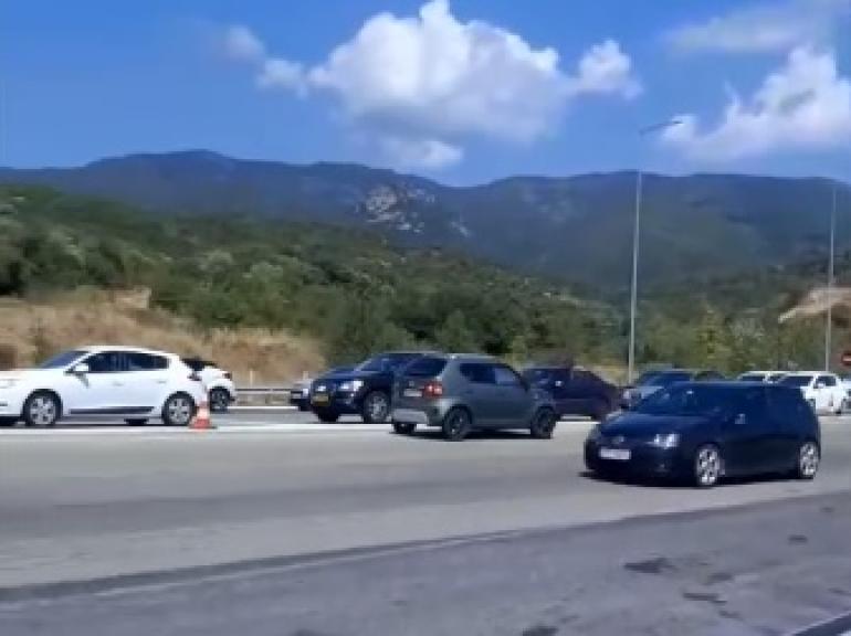 Εγνατία οδός: Διακινητής μπήκε στο αντίθετο ρεύμα και έσπασε τη μπάρα των διοδίων (VIDEO)