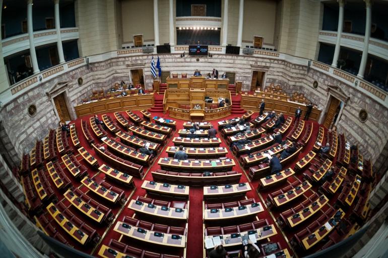 Προϋπολογισμός: Κυβέρνηση και αντιπολίτευση διασταύρωσαν τα ξίφη τους κατά την έναρξη της συζήτησης στη Βουλή