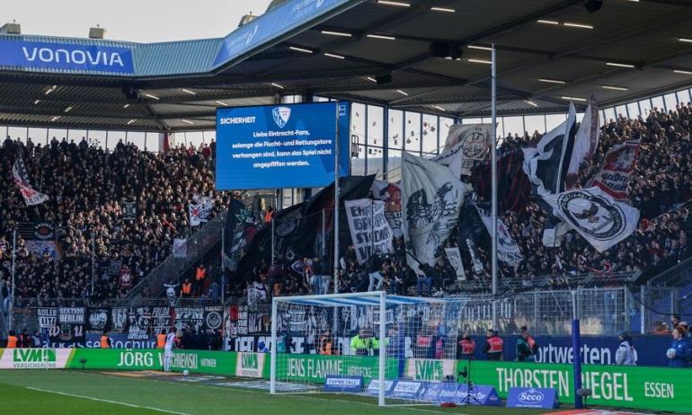 Μπόχουμ - Άιντραχτ Φρανκφούρτης: Καθυστέρηση 50 λεπτών στη σέντρα λόγω... πανό στις εξόδους κινδύνου