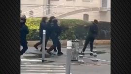 Σάλος στη Γαλλία: Αστυνομικός πυροβόλησε μαθητή στο πρόσωπο έξω από λύκειο