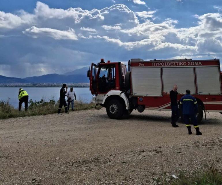 Αυτοκίνητο έμεινε μετέωρο στο χείλος του γκρεμού στους Λυγκιάδες