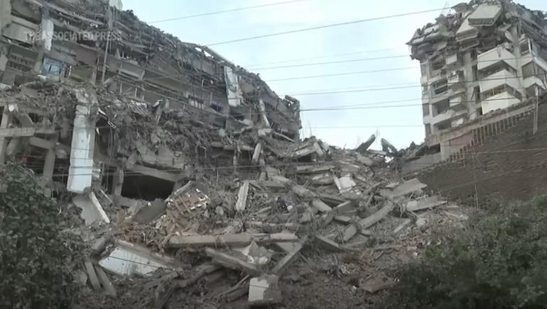 Βενεζουέλα: Συγγενείς σκάβουν στα ερείπια για να βρουν τους αγαπημένους τους