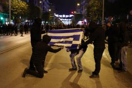 Θεσσαλονίκη: Αντιεξουσιαστές έκαψαν την ελληνική σημαία μετά την πορεία για τον Γρηγορόπουλο