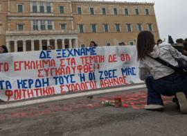 Τραγωδία στα Τέμπη: Φοιτητές ξαναγράφουν ονόματα των 57 θυμάτων μπροστά στον Άγνωστο Στρατιώτη