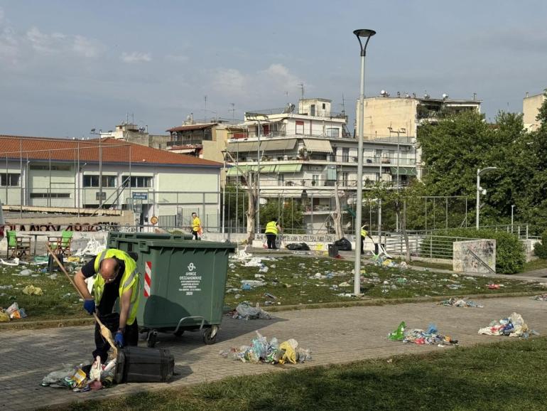 Δήμος Θεσσαλονίκης: Επιχείρηση «σκούπα» μετά τους χθεσινούς πανηγυρισμούς