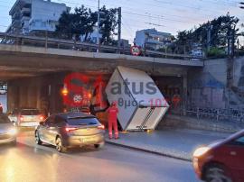 Θεσσαλονίκη: Φορτηγό «σφήνωσε» στη γέφυρα Αγίων Πάντων - Διακοπή κυκλοφορίας προς το κέντρο (ΦΩΤΟ-VIDEO)