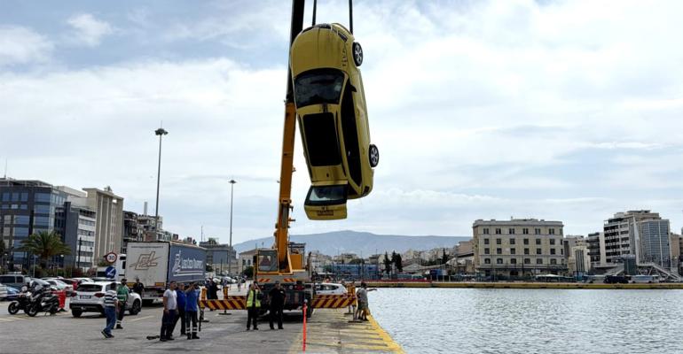 Νεκρός ο 59χρονος οδηγός ταξί που έπεσε με το αυτοκίνητο στο λιμάνι του Πειραιά