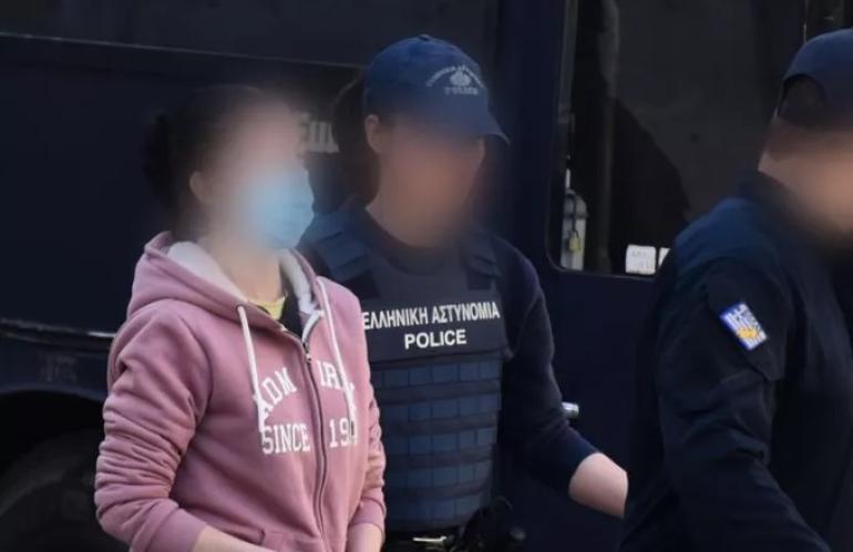 Κολωνός: Αποφυλακίστηκε η μητέρα της 12χρονης