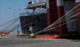 Δεμένα τα πλοία σε όλη τη χώρα – 24ωρη απεργία των ναυτικών για τη Μέση Ανατολή