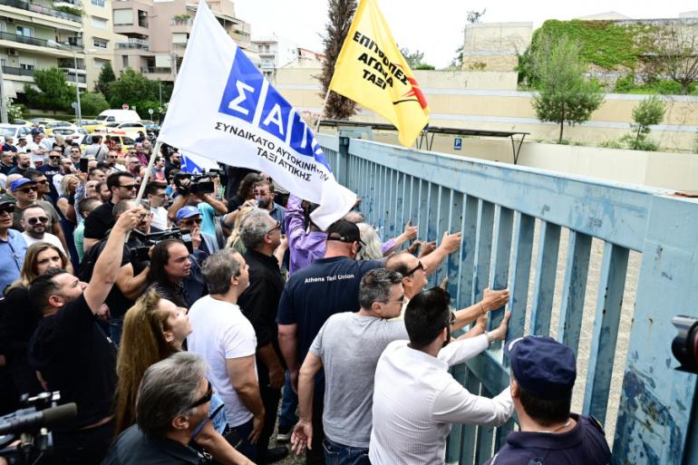 Απεργία ταξί: Στο υπουργείο Μεταφορών οι οδηγοί με καπνογόνα και αντίσκηνα