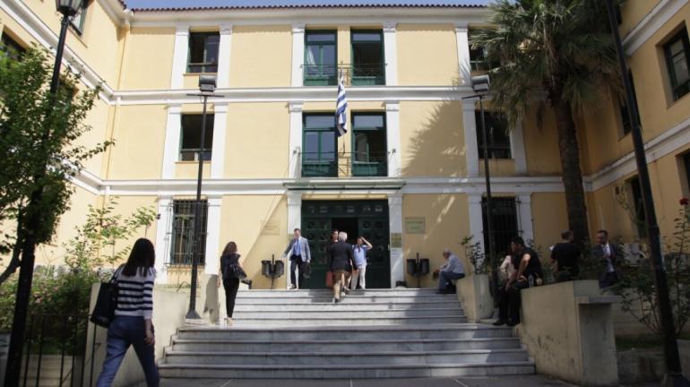Στην Ευελπίδων ο 52χρονος γυναικολόγος που κατηγορείται για πορνογραφία ανηλίκων