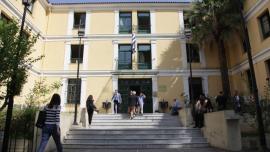 Στην Ευελπίδων ο 52χρονος γυναικολόγος που κατηγορείται για πορνογραφία ανηλίκων