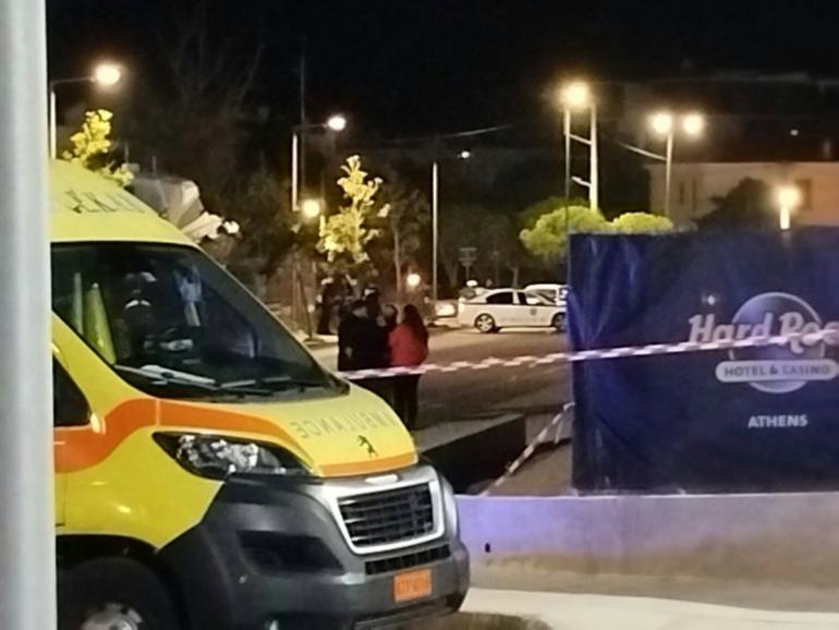 Θρίλερ στη Γλυφάδα με νεκρό άνδρα δίπλα σε μηχανή – Οκτώ κάλυκες στο σημείο