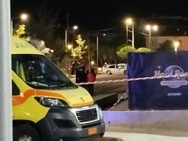 Θρίλερ στη Γλυφάδα με νεκρό άνδρα δίπλα σε μηχανή – Οκτώ κάλυκες στο σημείο