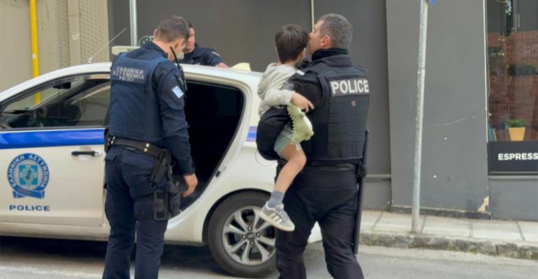 Συνελήφθη η μητέρα του 5χρονου που πετούσε αντικείμενα σε κεντρικό δρόμο στη Θεσσαλονίκη, από το μπαλκόνι 6ου ορόφου
