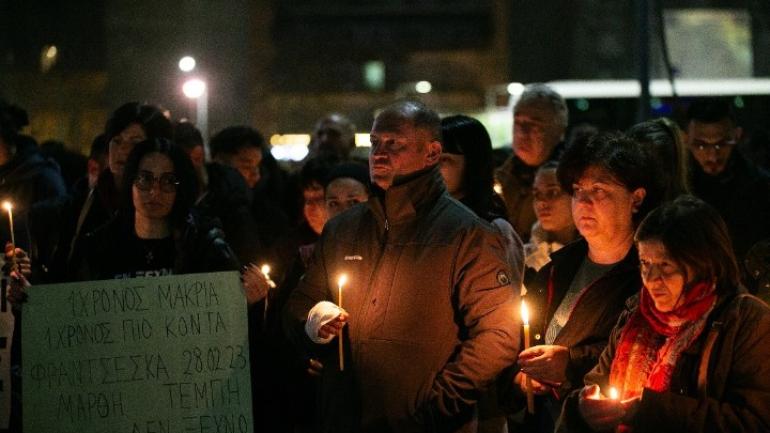 Θεσσαλονίκη: Συγγενείς και φίλοι των θυμάτων στα Τέμπη τίμησαν τη μνήμη τους έξω από τον ΟΣΕ