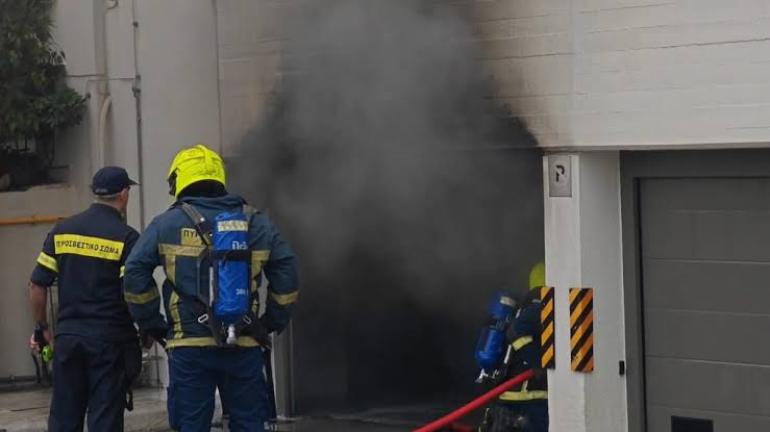 Συναγερμός στην Ακρόπολη: Φωτιά με εκρήξεις σε υβριδικό αυτοκίνητο μέσα σε πάρκινγκ