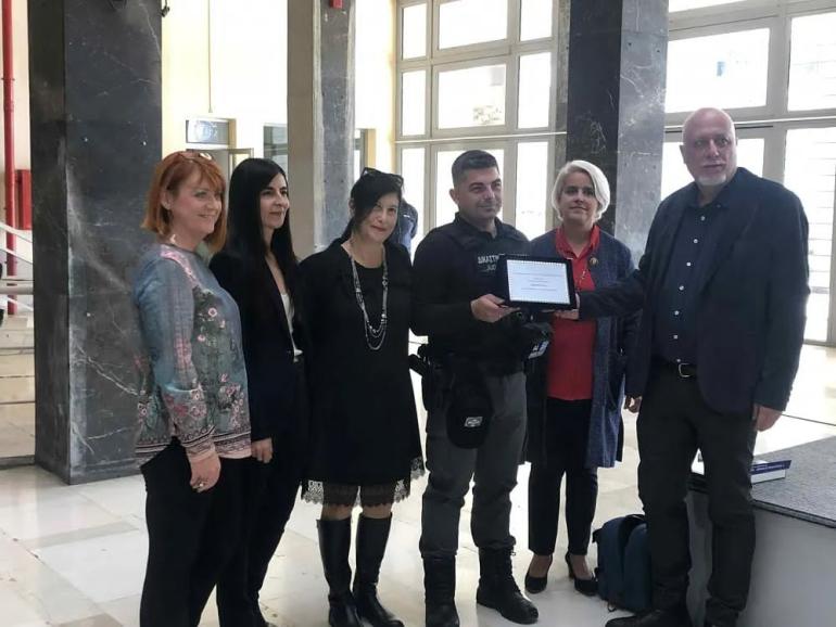 Θεσσαλονίκη: Βραβεύτηκε ο δικαστικός αστυνομικός που έσωσε 15χρονο από φλεγόμενο σπίτι