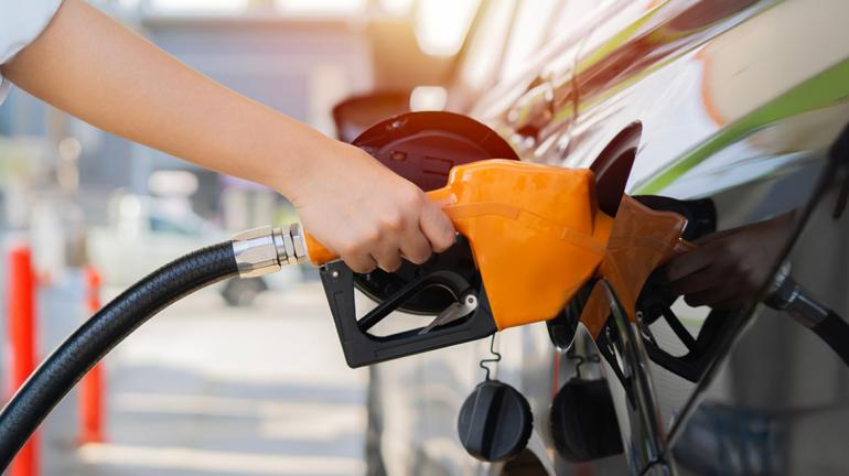 Fuel Pass: Τα πέντε βήματα για να πάρουν την ενίσχυση οι δικαιούχοι, τα εισοδηματικά κριτήρια και η επιδότηση ανά περιοχή