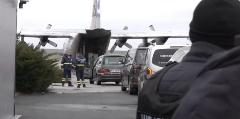 Βίντεο: Στο αεροδρόμιο της Τιμισοάρα οι επτά σοροί των οπαδών του ΠΑΟΚ – Θα μεταφερθούν με C-130 στην Ελλάδα