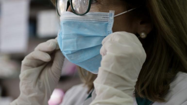 Συνεδριάζει η επιτροπή εμπειρογνωμόνων για τον κορωνοϊό – Σκέψεις για επαναφορά της μάσκας στις δομές υγείας