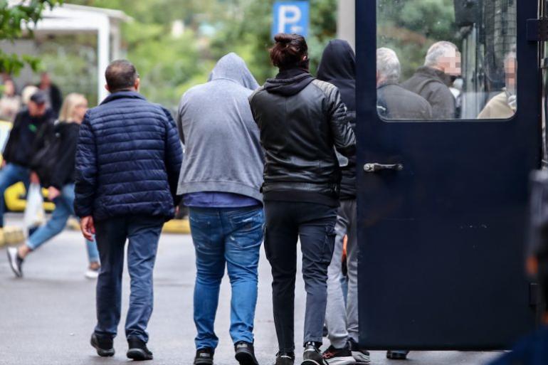 Νέες αποκαλύψεις για το «Χωριάτικο»: Ο λογαριασμός-πλυντήριο στη Δανία, τα 6 εκατ. ευρώ σε γυναίκες-αχυρανθρώπους και το κατάστημα-αρχηγείο