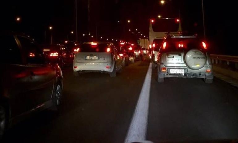 Θεσσαλονίκη: Μεγάλο μποτιλιάρισμα μετά από τροχαίο στην αερογέφυρα της Σταυρούπολης